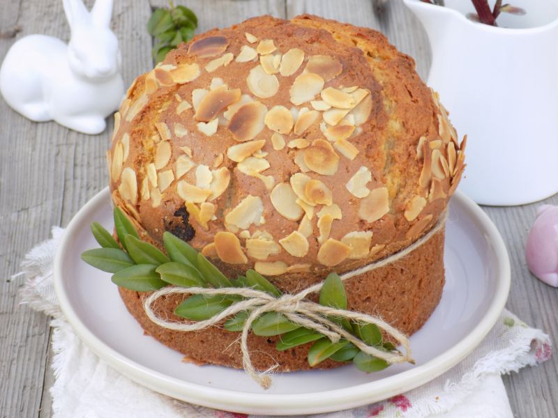 Wielkanocne ciasto z migdałami i suszoną czereśnią Wielkanocne ciasto z migdałami i suszoną czereśnią
