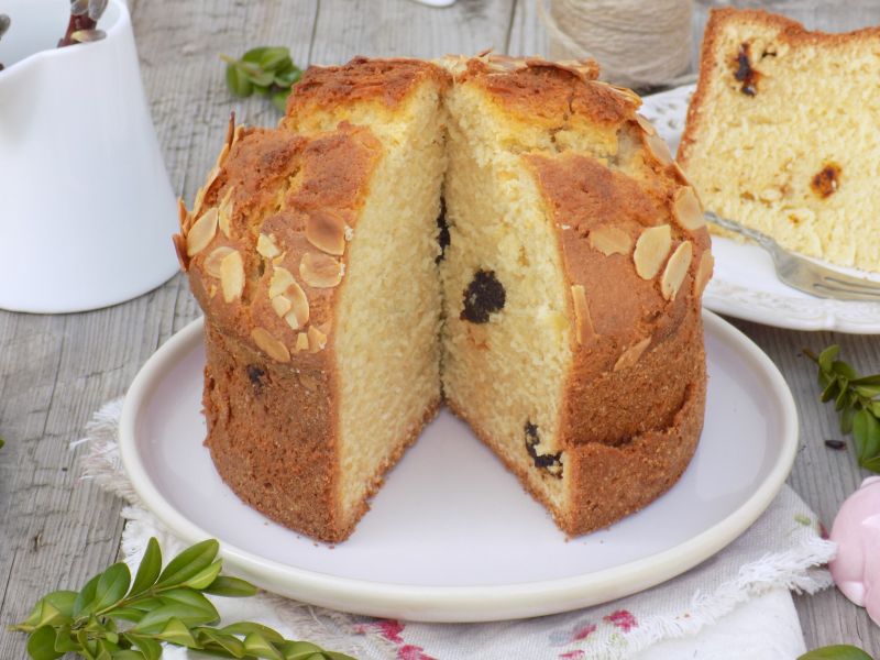 Wielkanocne ciasto z migdałami i suszoną czereśnią Wielkanocne ciasto z migdałami i suszoną czereśnią