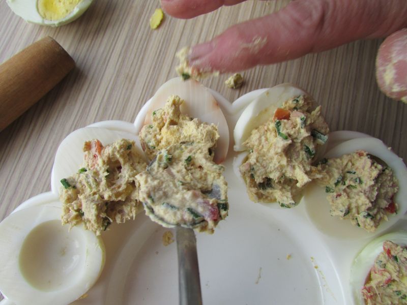 Wielkanocne jajka faszerowane z tuńczykiem