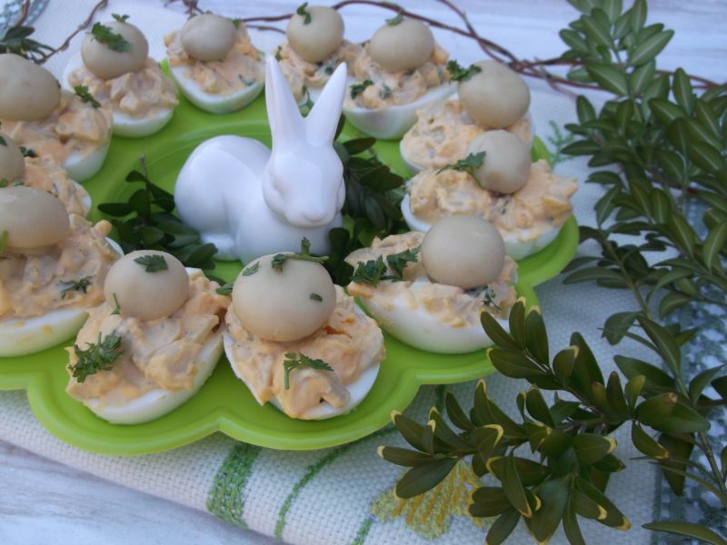 Wielkanocne jajka nadziewane pieczarkami