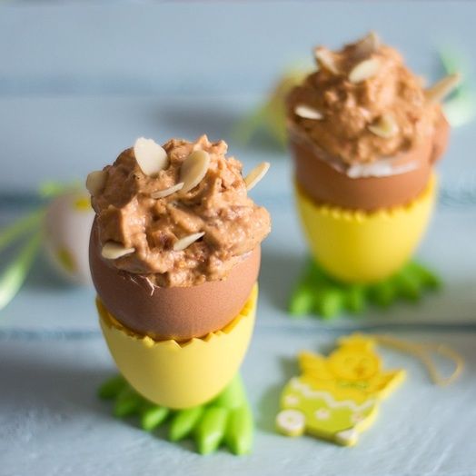 Wielkanocne jajka z pomidorami i migdałami