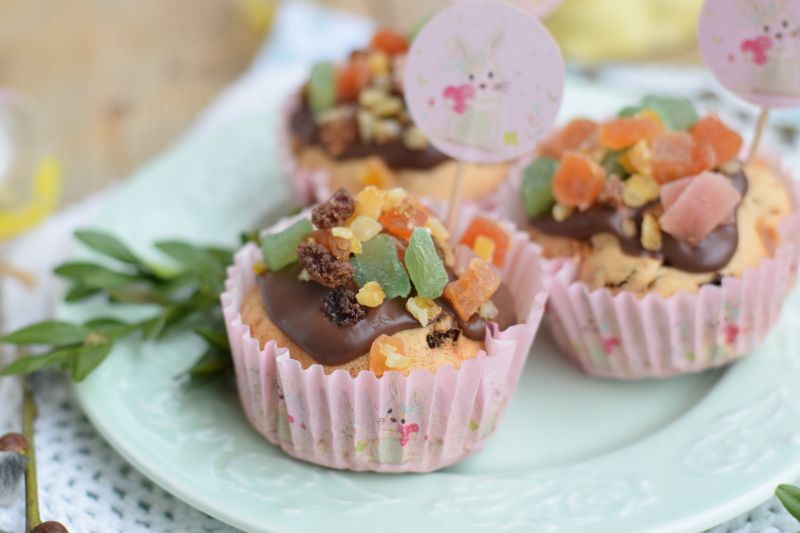 Wielkanocne muffinki z mieszanką keksową i polewą