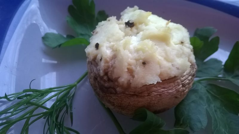 Wielkanocne pieczarki z pastą chrzanową Wielkanocne pieczarki z pastą chrzanową
