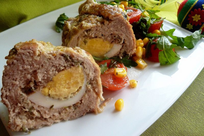 Wielkanocne roladki z karkówki z jajkiem Wielkanocne roladki z karkówki z jajkiem