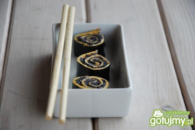 Wielkanocne sushi z omletem i kawiorem Wielkanocne sushi z omletem i kawiorem