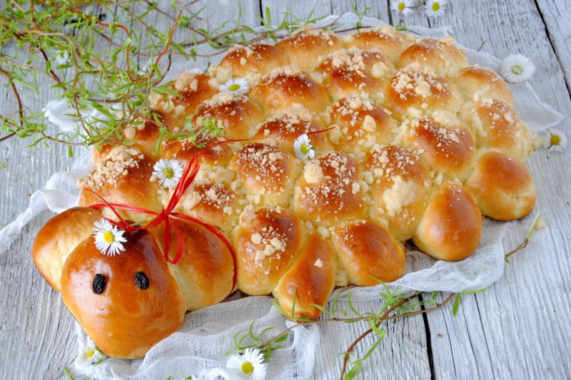 Wielkanocny baranek drożdżowy