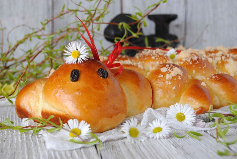 Wielkanocny baranek drożdżowy