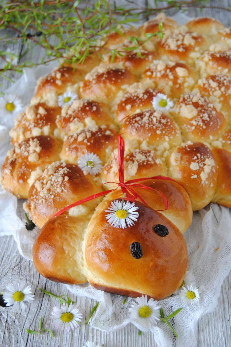Wielkanocny baranek drożdżowy