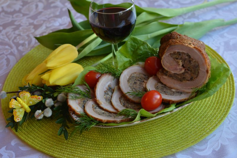 Wielkanocny boczek z mięsem i pieczarkami Wielkanocny boczek z mięsem i pieczarkami