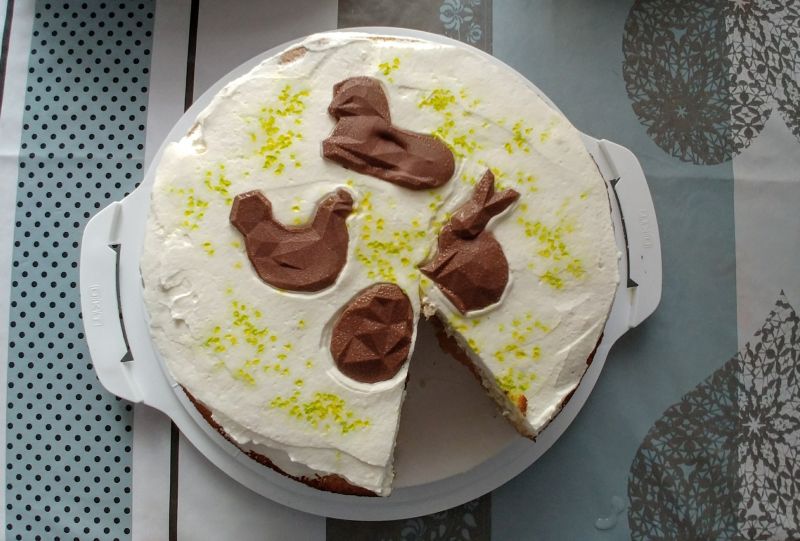 Wielkanocny jabłecznik na biszkopcie