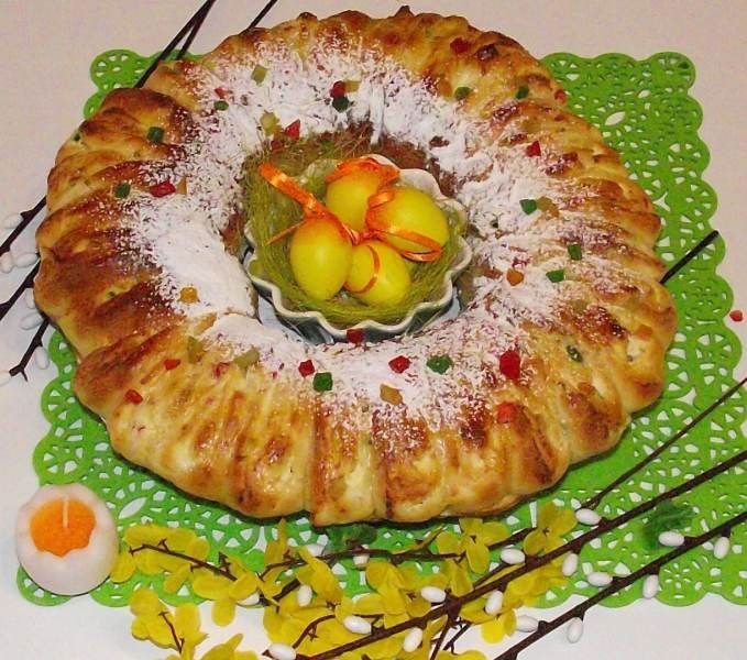 Wielkanocny keksowy wianuszek drożdżowy z serem  Wielkanocny keksowy wianuszek drożdżowy z serem