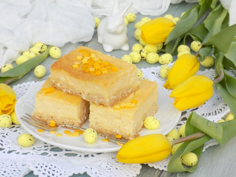 Wielkanocny kokosowy sernik z ajerkoniakiem