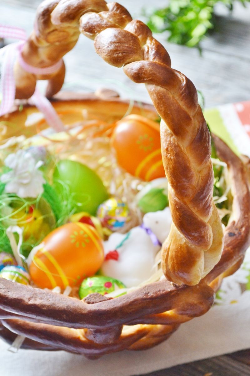 Wielkanocny koszyczek drożdżowy
