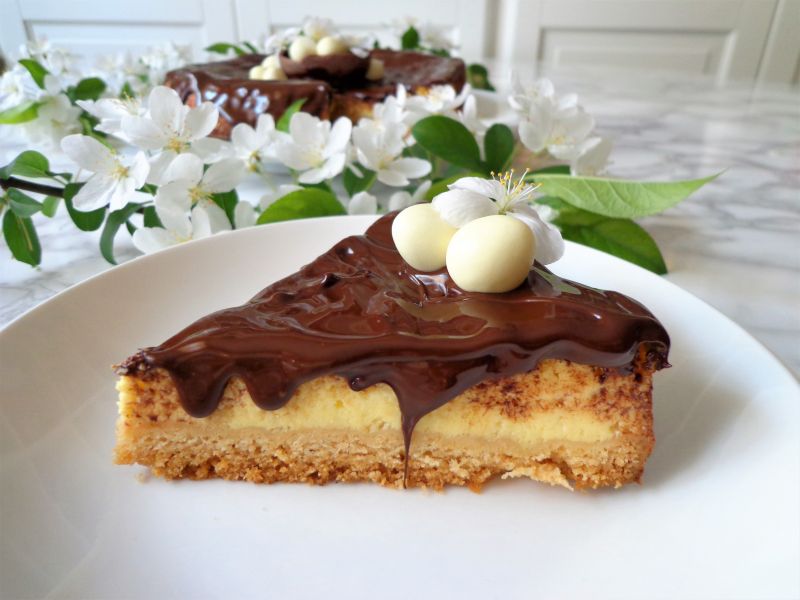 Wielkanocny sernik z ricotty i kremu pasticcera Wielkanocny sernik z ricotty i kremu pasticcera
