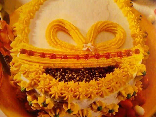 Wielkanocny tort z brzoskwiniami