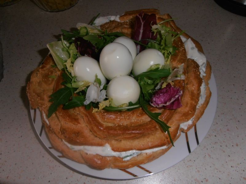 Wielkanocny wieniec z jajkami i sałatką