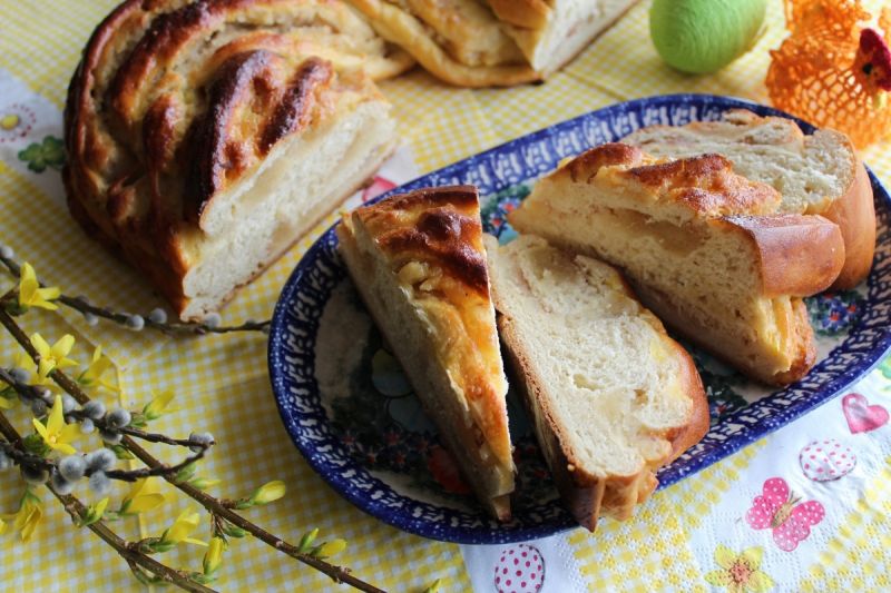 Wielkanocny wieniec z marcepanem