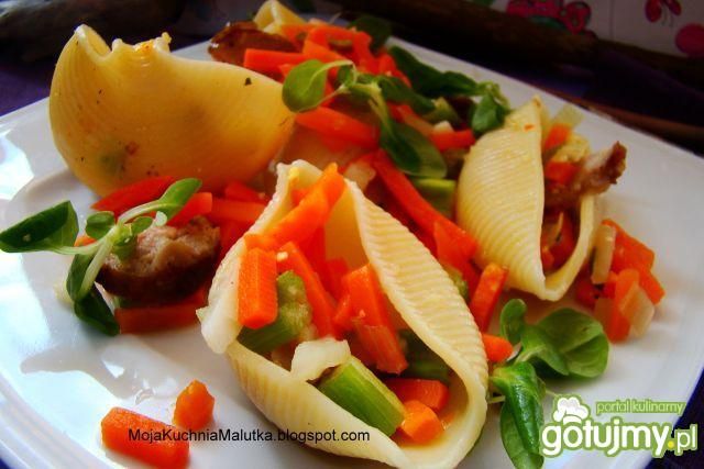 Wielkie muszle z włoszczyzną