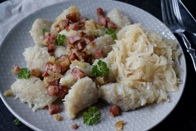 Wielkopolskie szare kluchy z okrasą