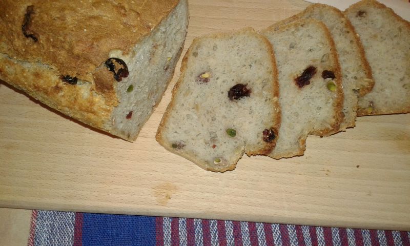 Wielomączny chlebek na drożdżach z bakaliami