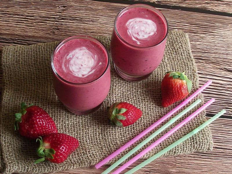 Wieloowocowy orzeźwiający mrożony koktajl  