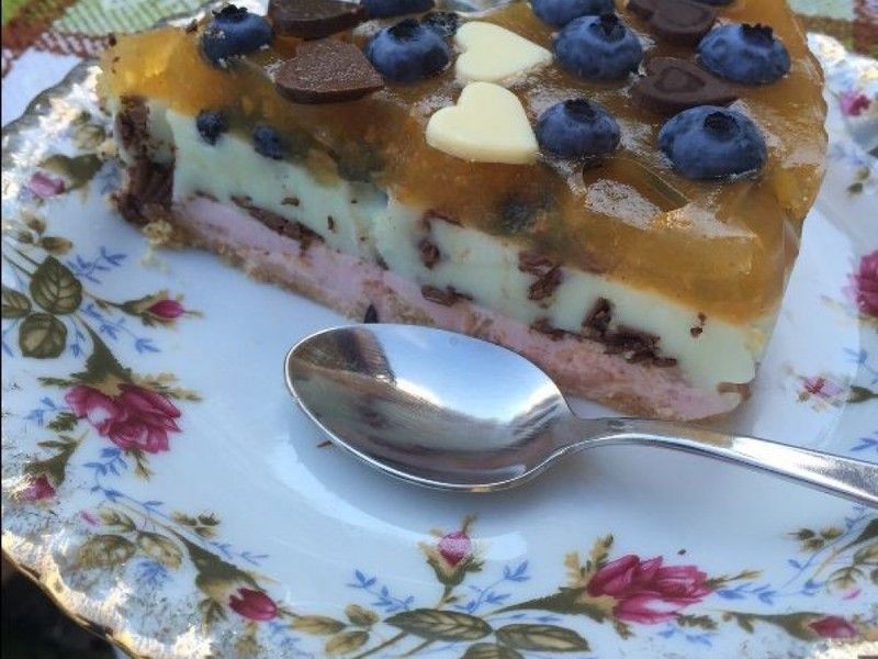 Wieloskładnikowy i kolorowy serniczek na zimno