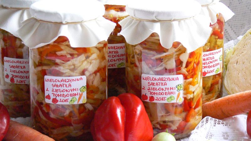 Wielowarzywna sałatka z zielonymi pomidorami