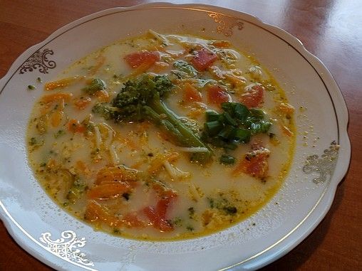 Wielowarzywna zupa podana z makaronem
