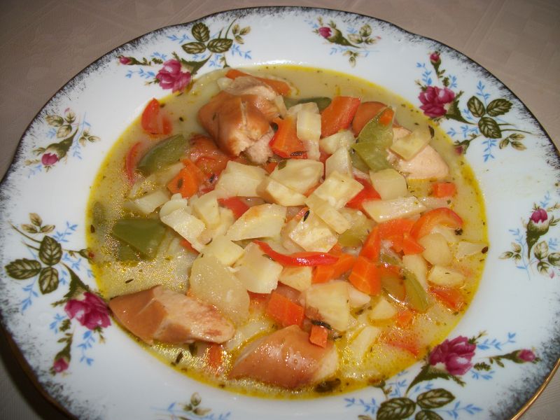 Wielowarzywna zupa z jabłkiem Wielowarzywna zupa z jabłkiem