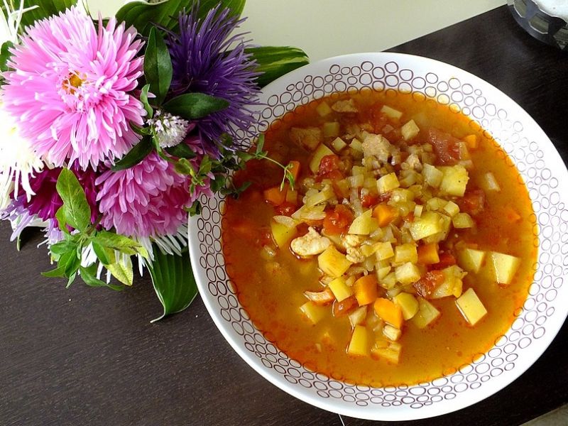 Wielowarzywna zupa z mięsem