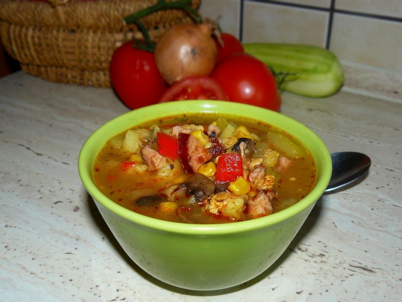 Wielowarzywne z mięsem i pieczarkami