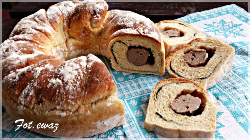 Wieńcowy chleb z tatarem i szpinakiem