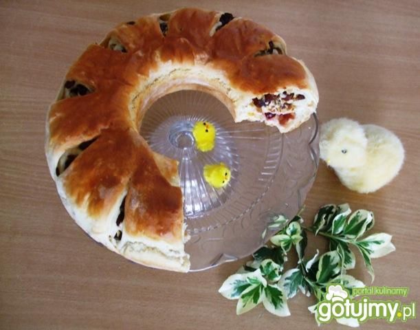 Wieniec drożdżowy z bakaliami Wieniec drożdżowy z bakaliami