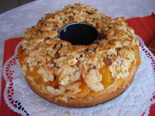 Wieniec drozdzowy z brzoskwiniami  Wieniec drozdzowy z brzoskwiniami