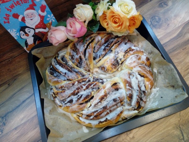 Wieniec drożdżowy z makiem Wieniec drożdżowy z makiem