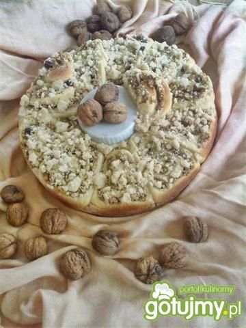 Wieniec drożdżowy z orzechami Wieniec drożdżowy z orzechami