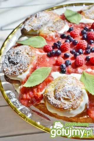 Wieniec krucho-ptysiowy ze śliwkami