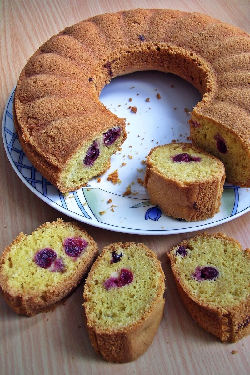 Wieniec kukurydziany z wiśniami