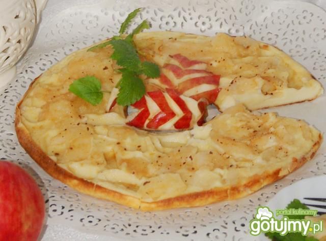 Wieniec naleśnikowy z jabłkami 