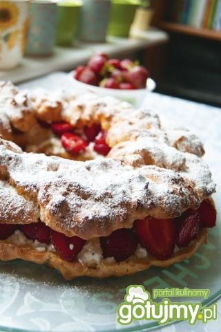 Wieniec ptysiowy z truskawkami