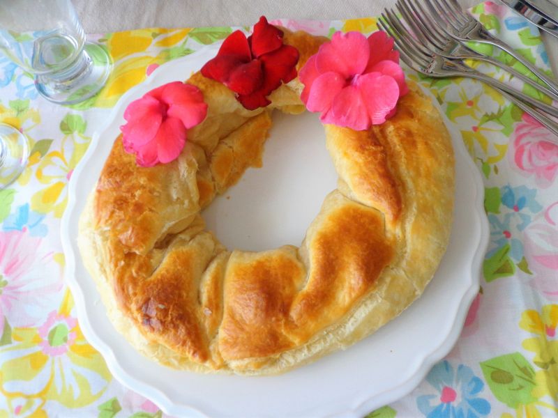 Wieniec z ciasta francuskiego ze szparagami Wieniec z ciasta francuskiego ze szparagami