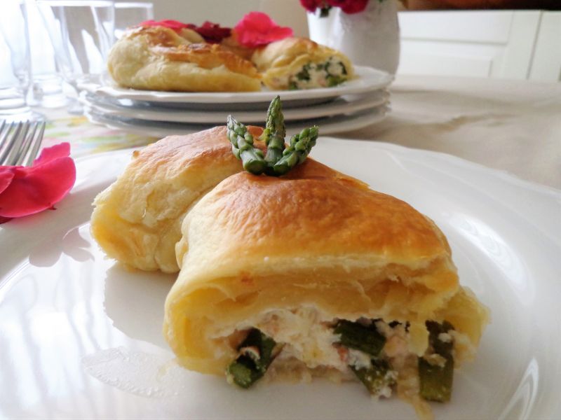 Wieniec z ciasta francuskiego ze szparagami Wieniec z ciasta francuskiego ze szparagami