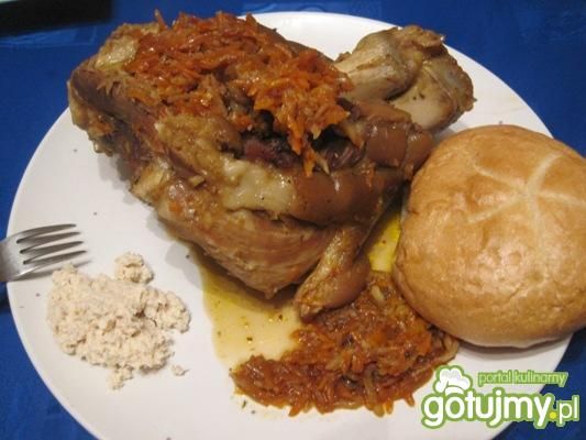 Wieprzowa golonka w warzywach