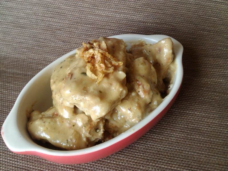 Wieprzowa łopatka w sosie z prażoną cebulą  Wieprzowa łopatka w sosie z prażoną cebulą