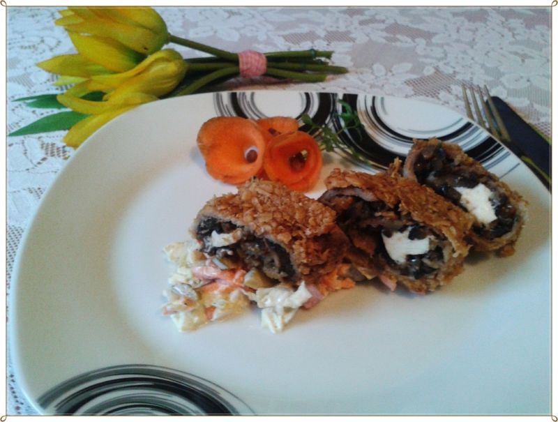 Wieprzowa roladka z pieczarkami, orzechami i fetą