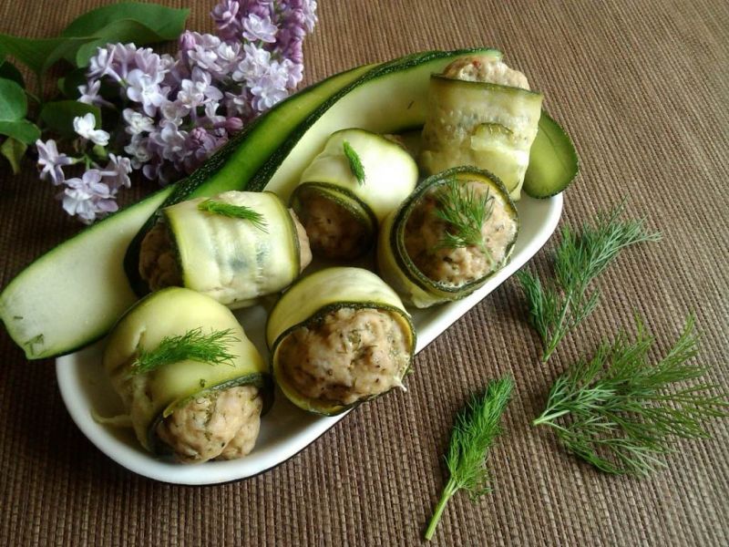 Wieprzowe kotleciki w roladkach z cukinii  Wieprzowe kotleciki w roladkach z cukinii