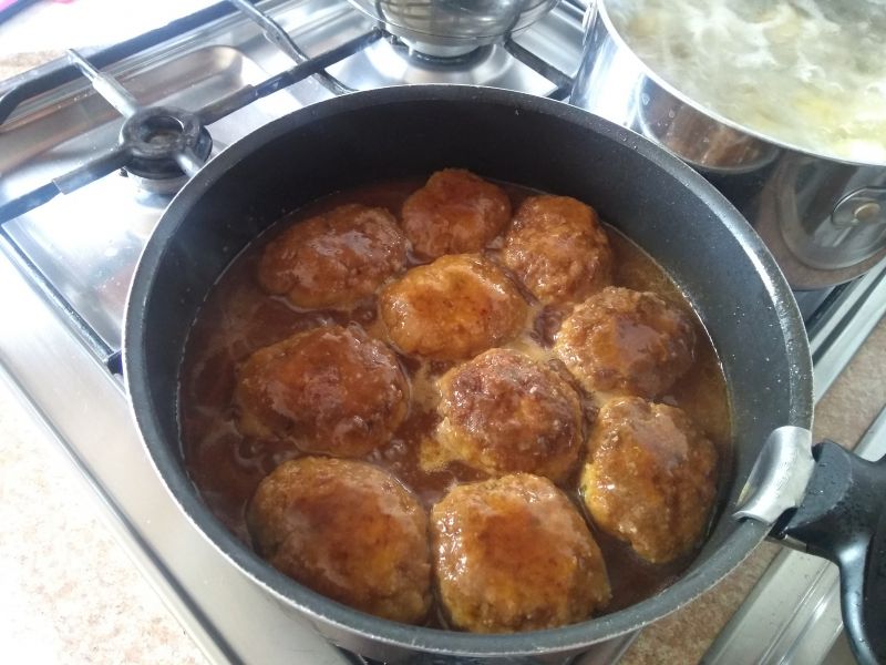 Wieprzowe kotlety z koprem w sosie