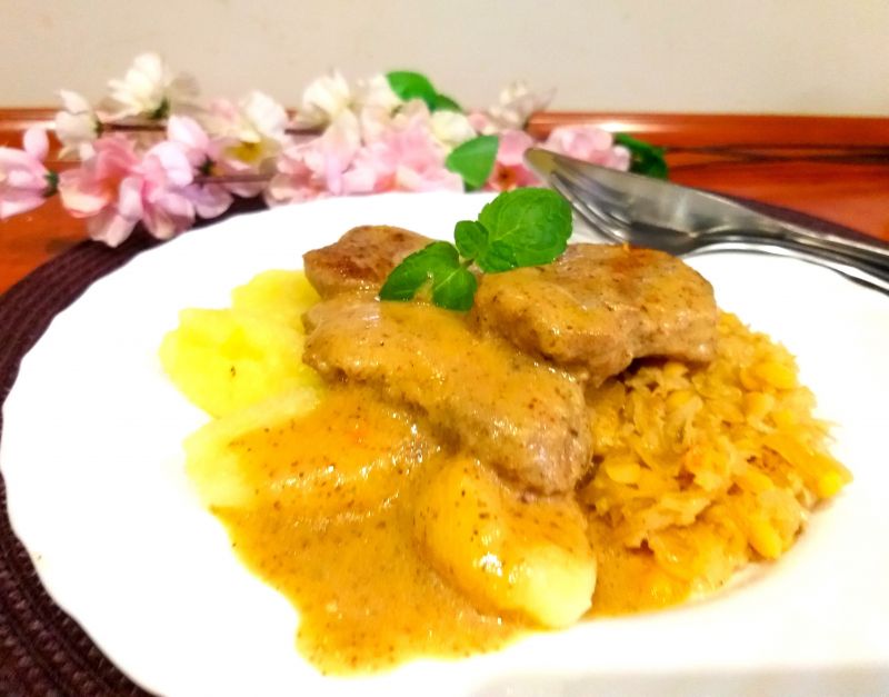 Wieprzowe polędwiczki w sosie własnym