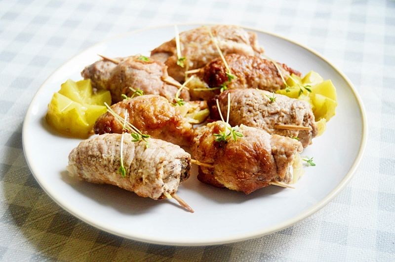 Wieprzowe roladki z ogórkiem, cebulą i marchewką Wieprzowe roladki z ogórkiem, cebulą i marchewką