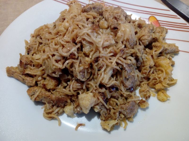 Wieprzowina smażona z kalafiorem i makaronem